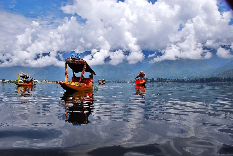 Dal Lake Tourist Places in Srinagar